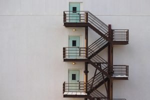 Pratico di Nessuno. Riflessioni sulla comunicazione illusioni via di fuga foto di manfred richter da pixabay fire escape 6738886 1280