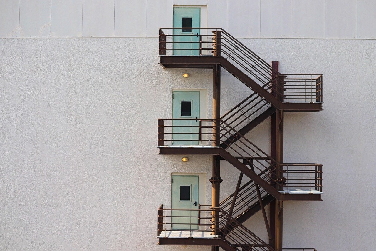 illusioni via di fuga foto di manfred richter da pixabay fire escape 6738886 1280